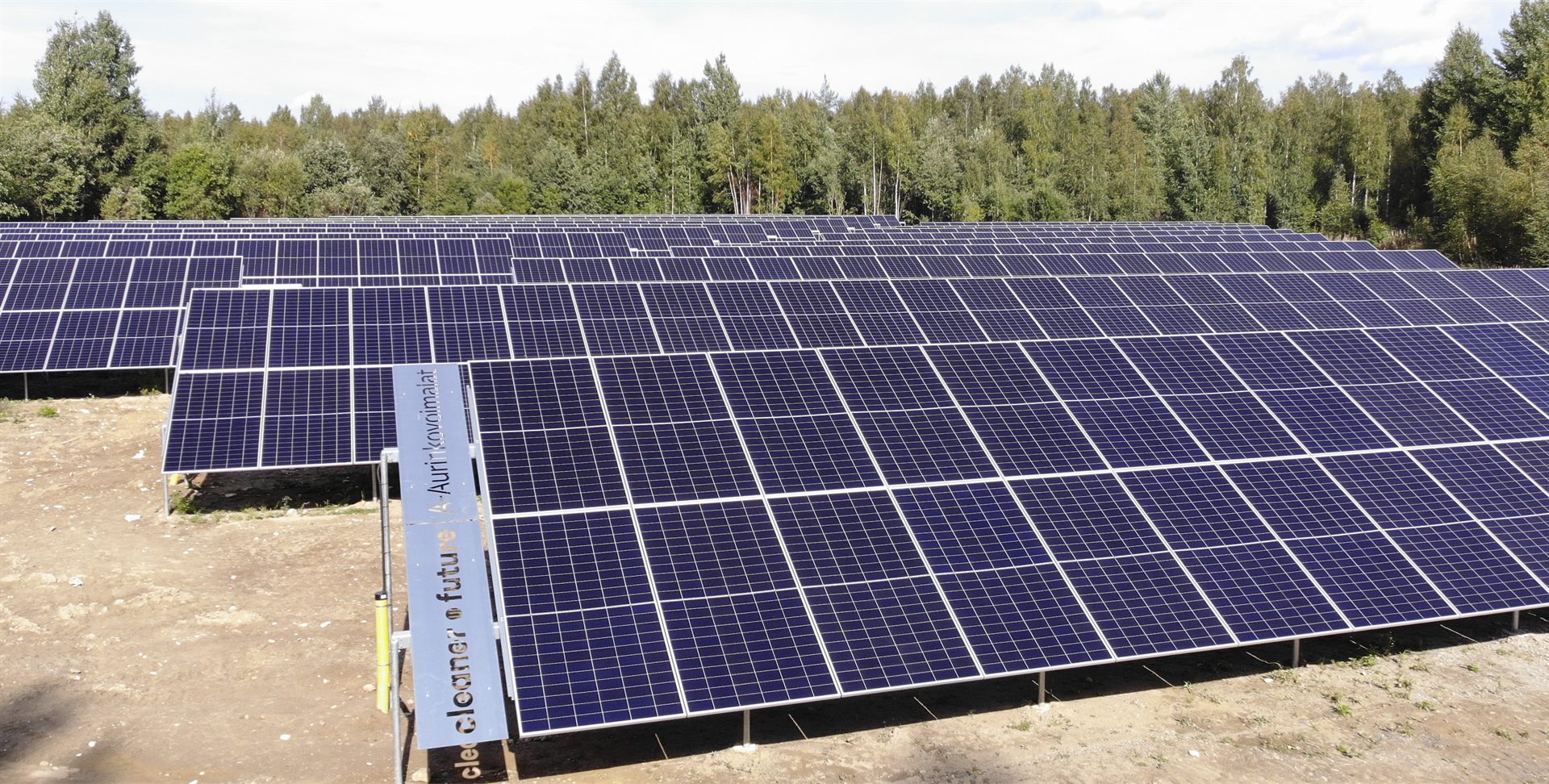 Maa-asennetun aurinkovoimalan paneelirivistöjä