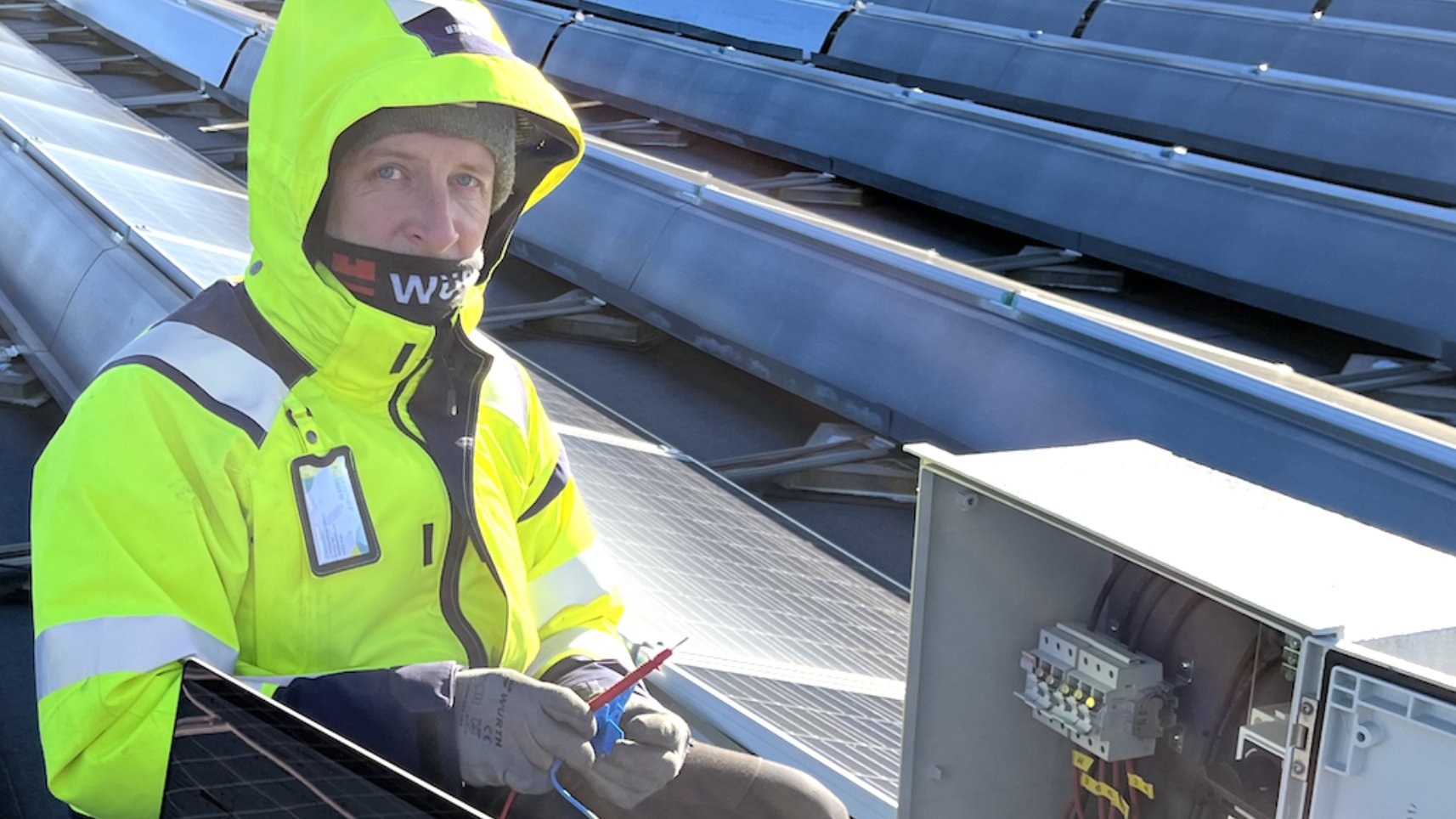 Cleaner Futuren asentaja huoltokäynnillä aurinkovoimalan katolla