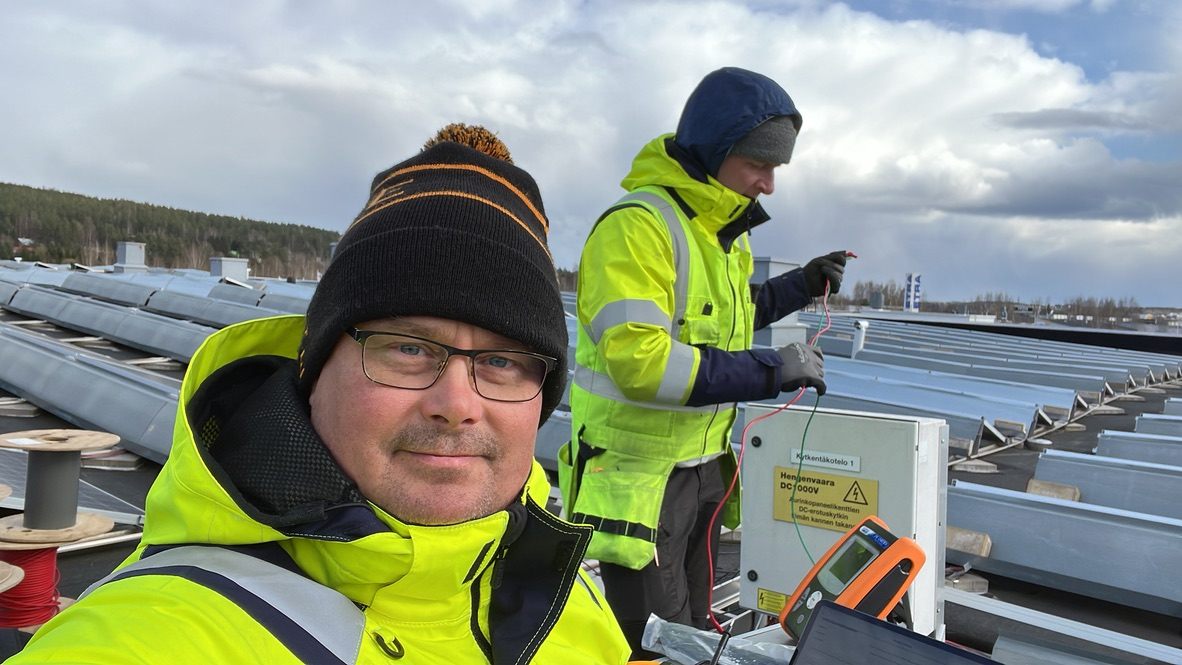 Cleaner Futuren asentajat tekemässä käyttöönottomittauksia katolla